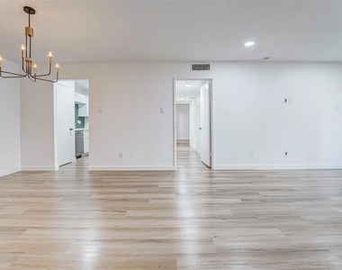 7555 Katy Freeway - Photo Thumbnail 1