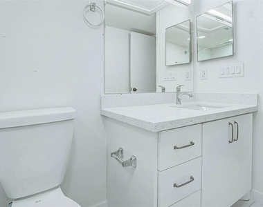 7555 Katy Freeway - Photo Thumbnail 11