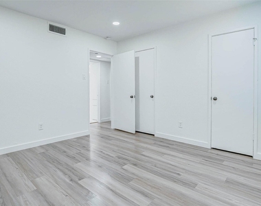 7555 Katy Freeway - Photo Thumbnail 8