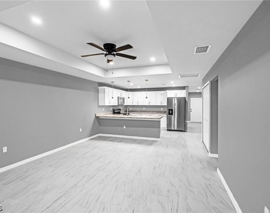3510 S Grimsley Court - Photo Thumbnail 2