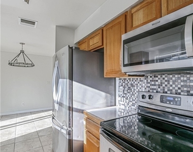 208 Norwich Avenue - Photo Thumbnail 22