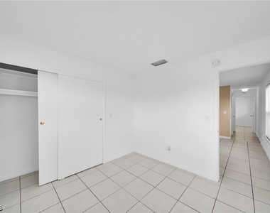 1207 Se 40th Terrace - Photo Thumbnail 12