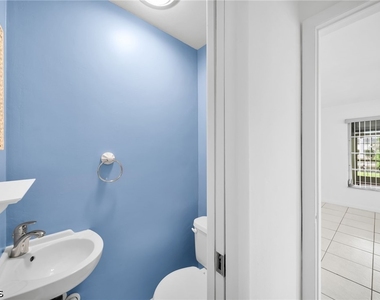 1207 Se 40th Terrace - Photo Thumbnail 14