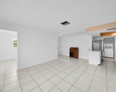 1207 Se 40th Terrace - Photo Thumbnail 8