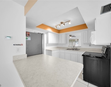 1207 Se 40th Terrace - Photo Thumbnail 9