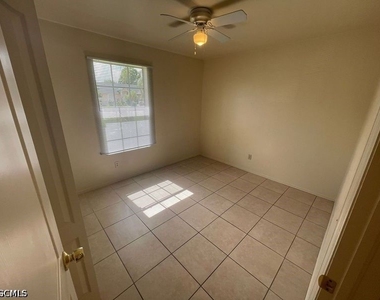 445 Candlewick Circle W - Photo Thumbnail 9