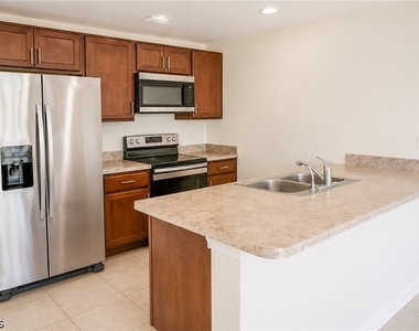 1108 Ne 36th Lane - Photo Thumbnail 4