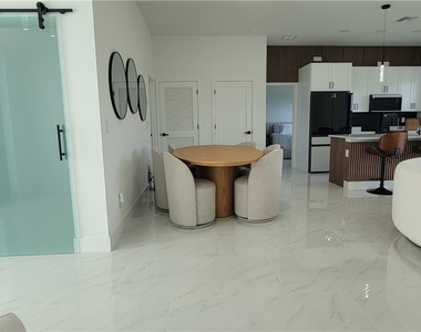 1906 Veinna Street - Photo Thumbnail 10
