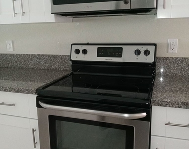 219 Se Van Loon Terrace - Photo Thumbnail 5