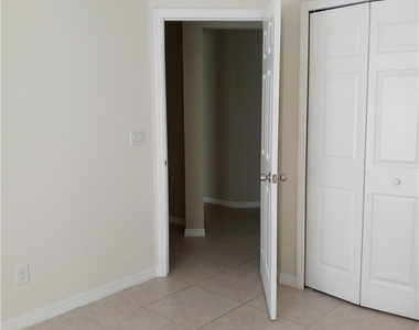 219 Se Van Loon Terrace - Photo Thumbnail 2