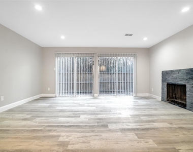 1314 E Red Cedar Circle - Photo Thumbnail 7