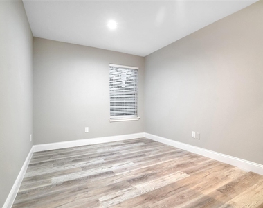 1314 E Red Cedar Circle - Photo Thumbnail 17