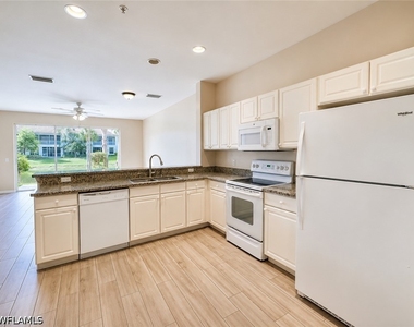 912 Hampton Circle - Photo Thumbnail 2
