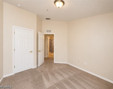 912 Hampton Circle - Photo Thumbnail 12
