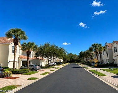 912 Hampton Circle - Photo Thumbnail 16