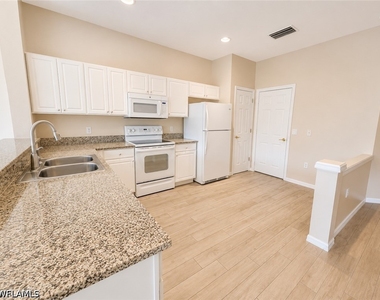 912 Hampton Circle - Photo Thumbnail 15