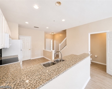 912 Hampton Circle - Photo Thumbnail 4