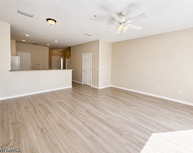 912 Hampton Circle - Photo Thumbnail 3