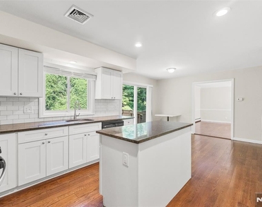 215 Oak - Photo Thumbnail 9
