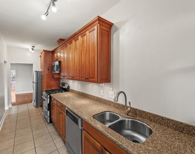 747 E 7th Street - Photo Thumbnail 8