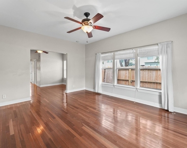747 E 7th Street - Photo Thumbnail 4