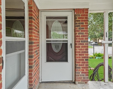 747 E 7th Street - Photo Thumbnail 2