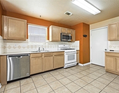 15822 Kings Cypress Lane - Photo Thumbnail 10