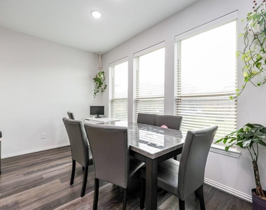 138 Sunray Creek Drive - Photo Thumbnail 7