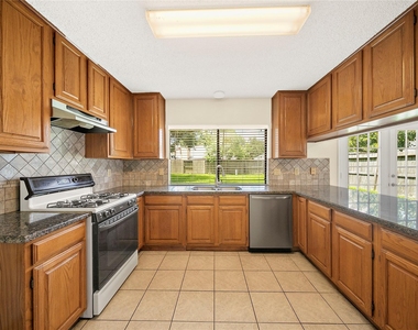 2206 Greencove Lane - Photo Thumbnail 11