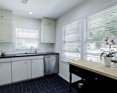 4125 Woodfox Street - Photo Thumbnail 9