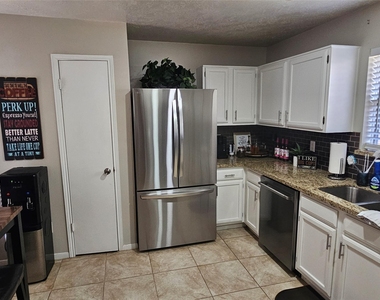 806 Bayou Vista Drive - Photo Thumbnail 4
