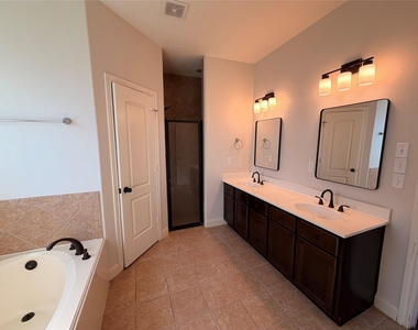 7718 Veranda Drive - Photo Thumbnail 5