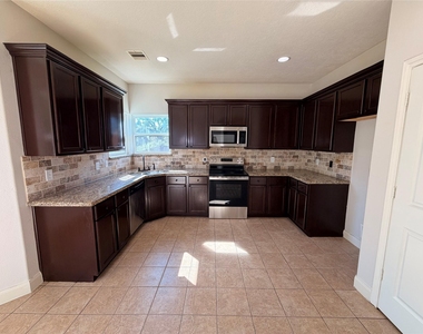7718 Veranda Drive - Photo Thumbnail 3
