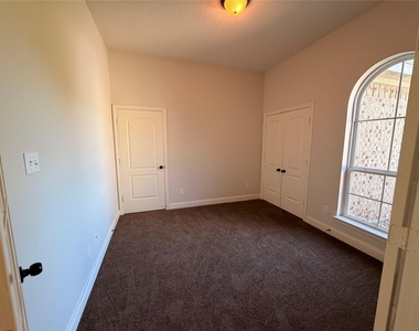 7718 Veranda Drive - Photo Thumbnail 6