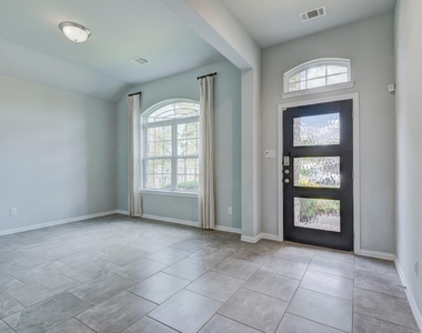 208 Shoreview Drive - Photo Thumbnail 2