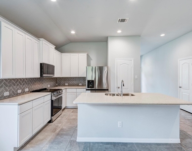 208 Shoreview Drive - Photo Thumbnail 6