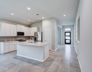 208 Shoreview Drive - Photo Thumbnail 5