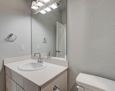 208 Shoreview Drive - Photo Thumbnail 20