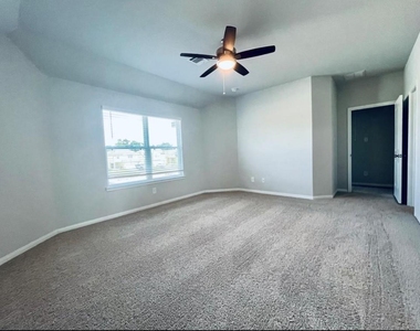 4807 Blue Jacaranda Way - Photo Thumbnail 10