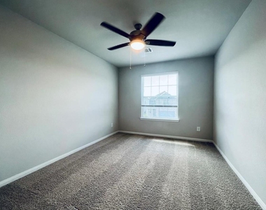 4807 Blue Jacaranda Way - Photo Thumbnail 15