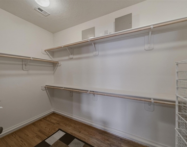 5832 Darling Street - Photo Thumbnail 12