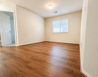 8327 Lamond Lane - Photo Thumbnail 5