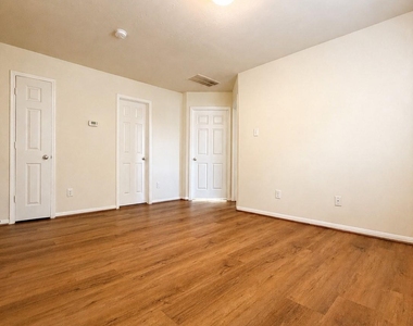 8327 Lamond Lane - Photo Thumbnail 4