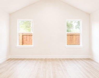 142b College Street - Photo Thumbnail 14