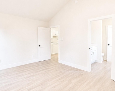 142b College Street - Photo Thumbnail 15