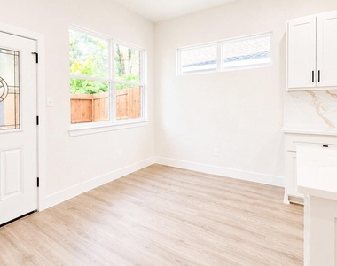 142b College Street - Photo Thumbnail 10