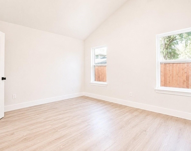 142b College Street - Photo Thumbnail 13