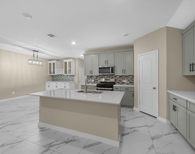 15223 Mayflower Street - Photo Thumbnail 6