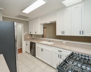 9817 Cedardale Drive - Photo Thumbnail 10