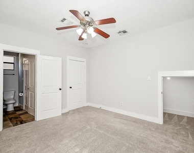 1121 W 17th Street - Photo Thumbnail 5